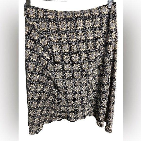 ☃️ Worthington blue and tan floral paisley shark bite midi skirt Pre-loved - Picture 2 of 4